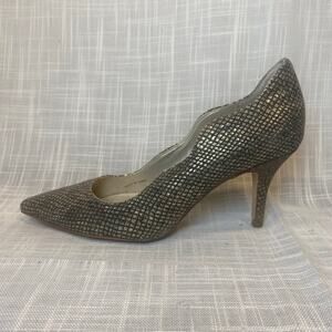 Tahari Charter Shimmery Silver Scalloped Pointed Toe 3 inch Heels Shoes Womens 8